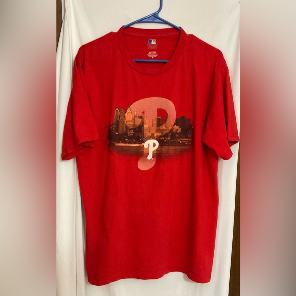 MLB: Philadelphia Phillies Red MLB Men's short sleeve size medium T-Shirt.